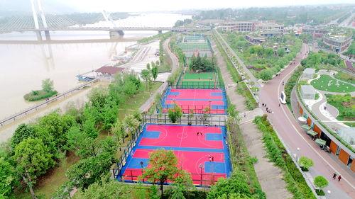 六安第一网红大黑哥 长治体育公园跑道一圈多少米,长治体育公园跑道一圈究竟多少米？”